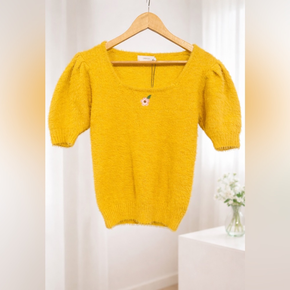 Greylin Yellow‎ Women's Acrylic Sweater, size Small, embroidered flower